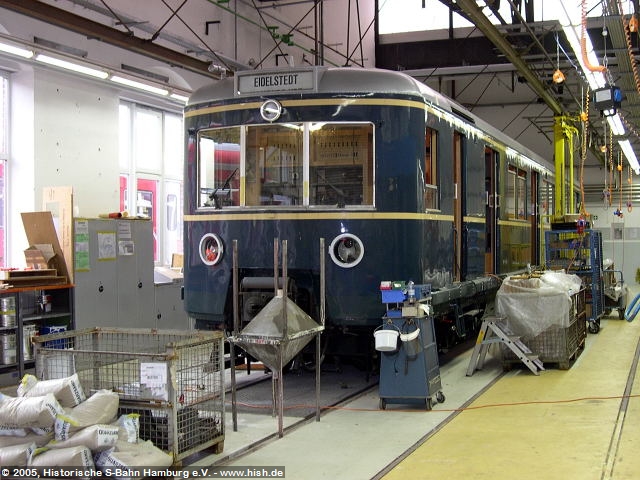 Der ET171 082a wurde als zweiter Wagen in den Innenausbau genommen. Seine Wandverkleidungen sind inzwischen ebenfalls fertig so daß nun im wesentlichen noch die Sitzeinbau und der Feinausbau stattfinden muß.